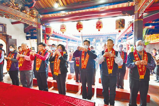 彰化县长王惠美及县内共13妈祖庙的主委，14日齐聚在炉主宫庙二林仁和宫，掷筊请示举办「2023年彰化县妈祖祈福文化节」的吉日。（吴建辉摄）