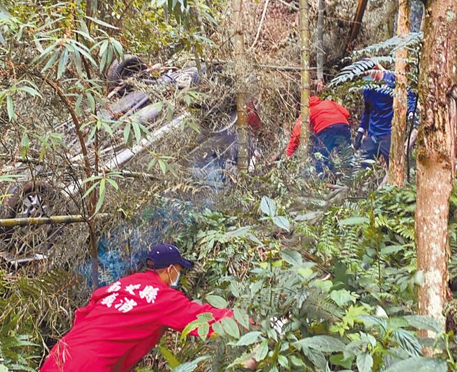 彰化縣陳姓夫妻5日開車出門失聯，南投縣搜救人員14日在銀杏森林30公尺深山谷發現其座車，車上兩人魂斷山谷。（民眾提供／楊靜茹南投傳真）