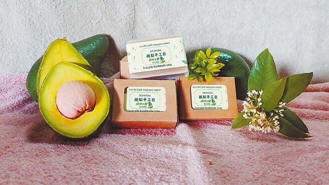 「阿波卡乐酪梨崎园」取得嘉义县首张农产品初级加工场登记证，农粮署期待，农产品透过初级加工，能让通路更多元。（农粮署南区分署提供／吕妍庭嘉义传真）