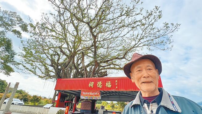 台东县鹿野乡龙田村「五十户土地公庙」百年榕树近日疑染病，村民齐聚为老树祈福。（蔡旻妤摄）