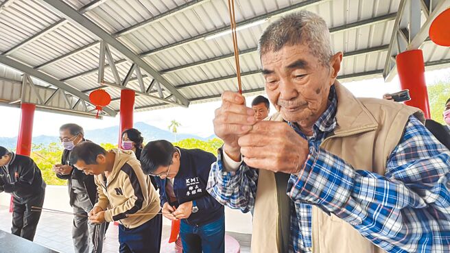台东县鹿野乡龙田村「五十户土地公庙」百年榕树近日疑染病，村民齐聚为老树祈福。（蔡旻妤摄）