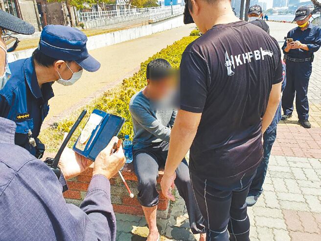 大港桥附近昨日有视障民眾不慎跌落海中。（翻摄照片／洪靖宜高雄传真）