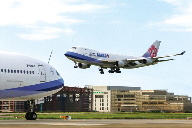 陆委会宣布3月10日起新开放两岸10个直航点，台商乐见，希望能再进一步让两岸空中、海上直航和小三通都全面正常化。（本报资料照）