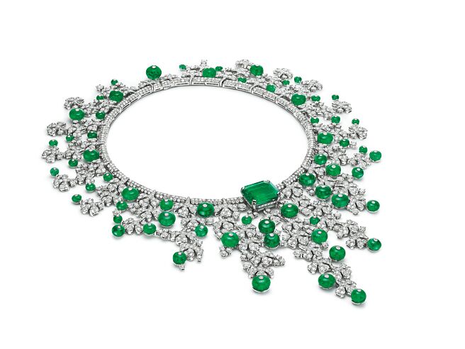 宝格丽「伊甸奇蹟花园」珠宝展登台，其中最贵的是这件以维纳斯髮丝为灵感创作的Emerald Venus祖母绿项炼，要价逾1.5亿元。（BVLGARI提供）