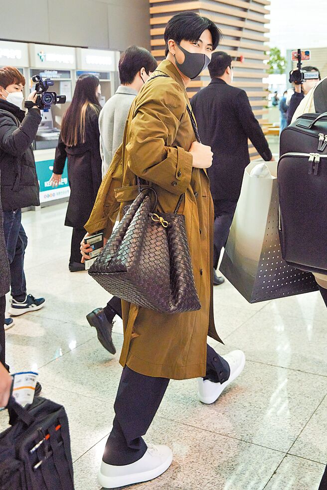 BTS RM于仁川机场前往Bottega Veneta大秀时，以Andiamo包一起踏上时装周旅程。（Bottega Veneta提供）