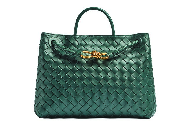 Bottega Veneta Andiamo深绿色编织皮革中型手提包，15万800元。（Bottega Veneta提供）