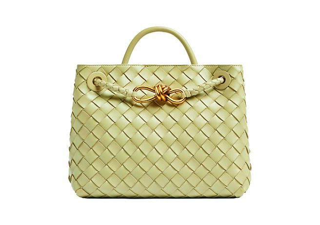 Bottega Veneta Andiamo石灰棕编织皮革小型手提包，11万9300元。（Bottega Veneta提供）