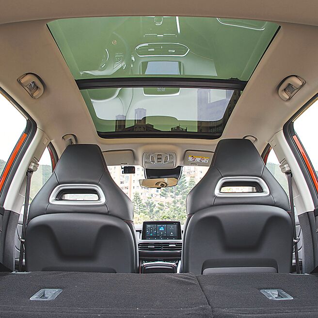 全景天窗提供极佳的採光与视野。（陈大任摄）