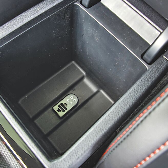 中央扶手置物箱底部有冷风温控开关。（陈大任摄）