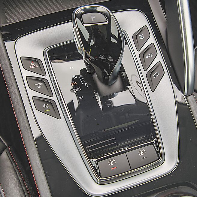 右前方「LOCK」键可切换至强制四驱模式。（陈大任摄）