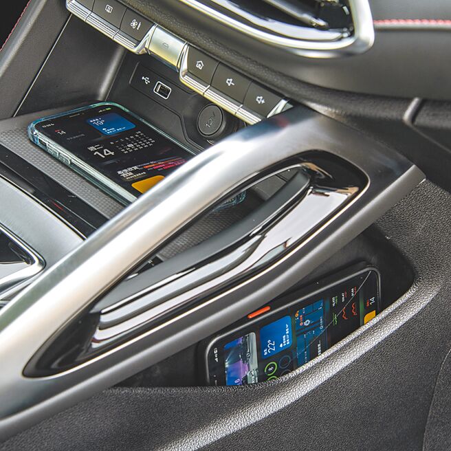 中控台可无线充电，侧边可收纳乘客手机。（陈大任摄）