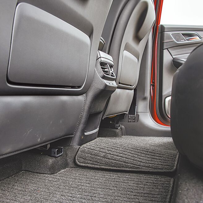 后座地板相当平整，后座乘客置脚更舒适。（陈大任摄）