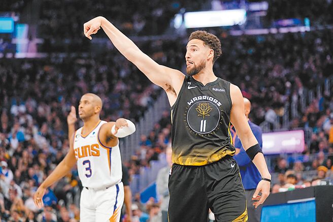 勇士射手克雷汤普生对太阳展现百步穿杨的三分球神射。（路透）