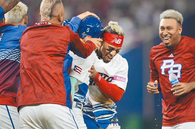 波多黎各靠贺南德兹（5号）在8局下的再见安打，提前扣倒以色列。（美联社）