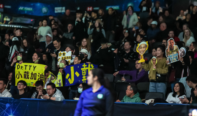 不少球迷精心准备加油看板，替在全英羽球公开赛奋战的戴资颖加油。（Badminton Photo提供）
