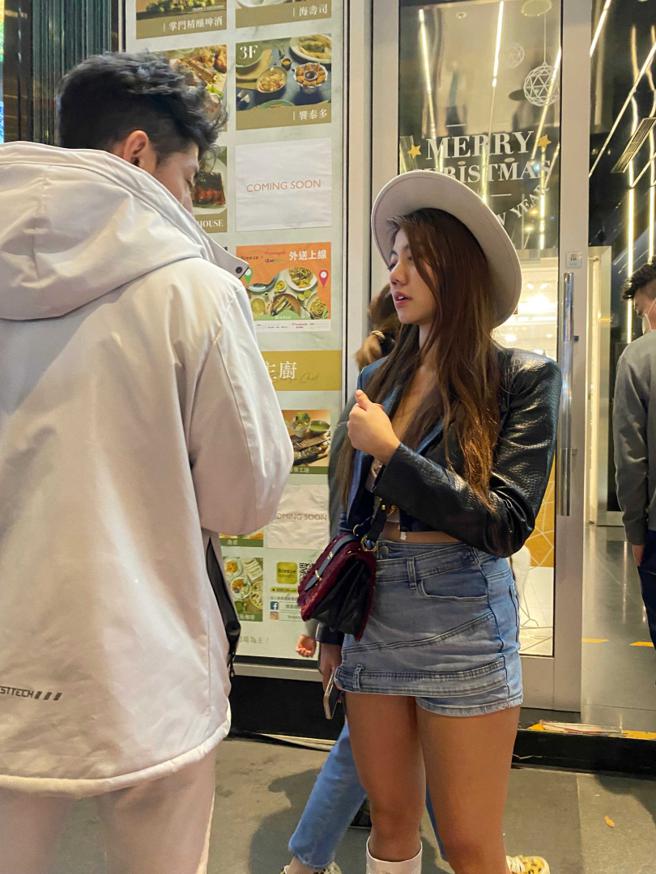 辣妹打扮时髦性感，似乎完全不怕冷。（图／读者提供）