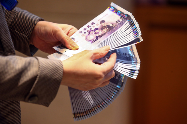 據財政部規畫，6000元現金的發放方式有5種，包括登記入帳、ATM領現、郵局領現、直接入帳、特定偏鄉造冊。