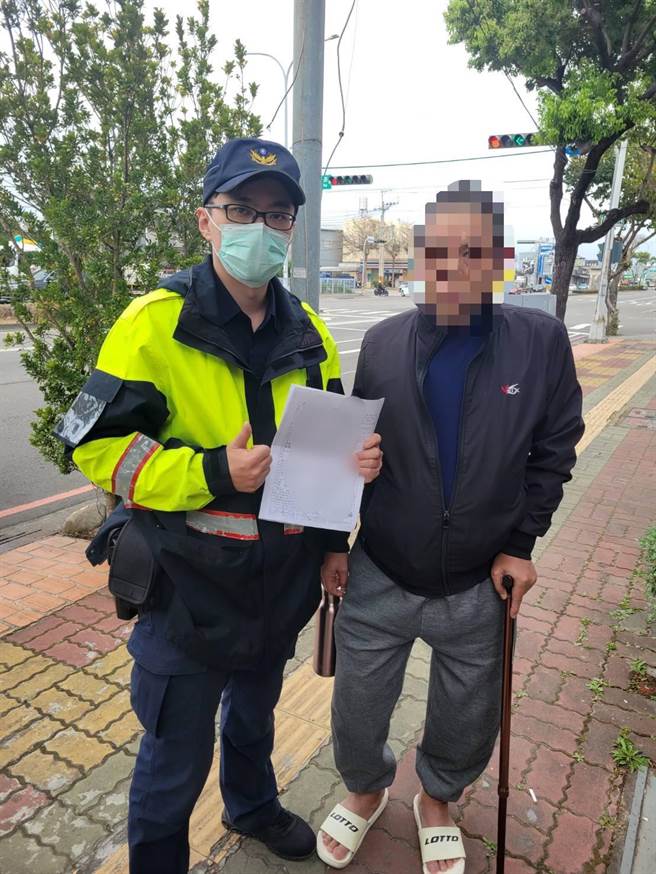 神冈区60岁的郑姓男子，因右膝磨损严重影响行走，生活陷入困境，警方如及时雨伸予援手。（警方提供）