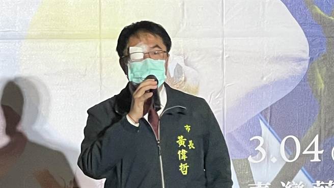 台南市长黄伟哲日前出席活动，因为长针眼，右眼贴了块纱布变成「独眼龙」。（张毓翎摄）