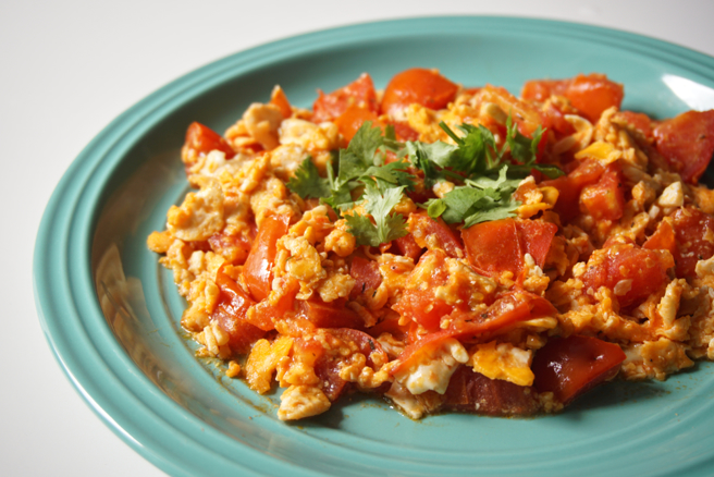 许多主妇、餐厅业者哀号没办法煮番茄炒蛋，专家则推荐可用「豆皮」取代。（示意图／Shutterstock）