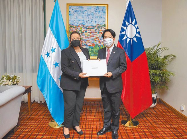 宏都拉斯可能与大陆建交的新闻引发乡民热议。图为宏国总统卡蕬楚（Xiomara Castro）（左）与副总统赖清德会面（右）。（图 / 总统府提供）