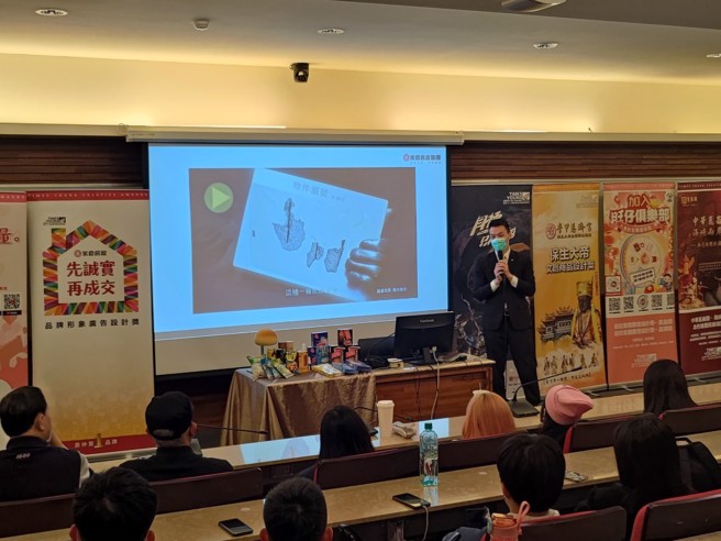 永庆房屋涂振宏协理与学生分享品牌主张。（图／时报奖执委会提供）