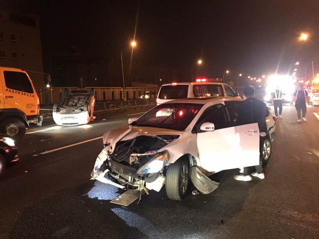 國道1號南向361.2公里處鼎金路段16日凌晨1時23分發生一件3輛汽車的車禍。（翻攝照片／林瑞益高雄傳真）