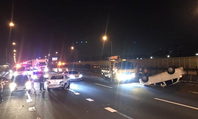 國道1號南向361.2公里處鼎金路段16日凌晨1時23分發生一件3輛汽車的車禍，圖為車禍現場。（翻攝照片／林瑞益高雄傳真）