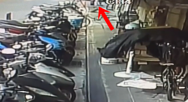 警方曝光事發監視器畫面，只見母子倆突然跪下，社會局回應社工將介入調查並為母子聲請保護令。（警方提供）