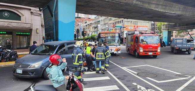 新北市三重区重新路三段跟过圳街路口今(16)日早上9时54分发生一起车祸，公车疑似与轿车发生碰撞，造成轿车的正副驾驶受伤，公车也有一名乘客受到轻伤。(黄敬文摄)