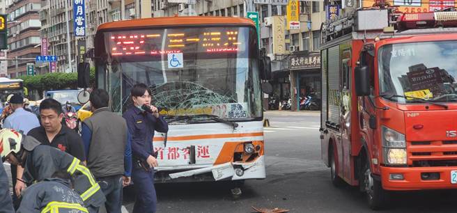 新北市三重区重新路三段跟过圳街路口今(16)日早上9时54分发生一起车祸，公车疑似与轿车发生碰撞。(黄敬文摄)