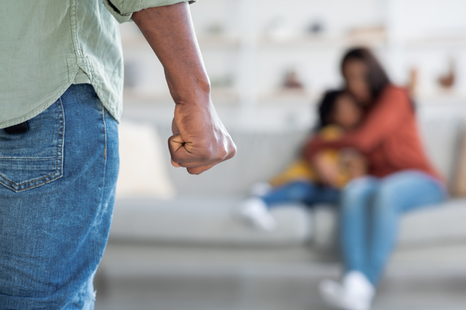 一对母子在街头被罚跪，引起网友热议。（示意图／shutterstock）