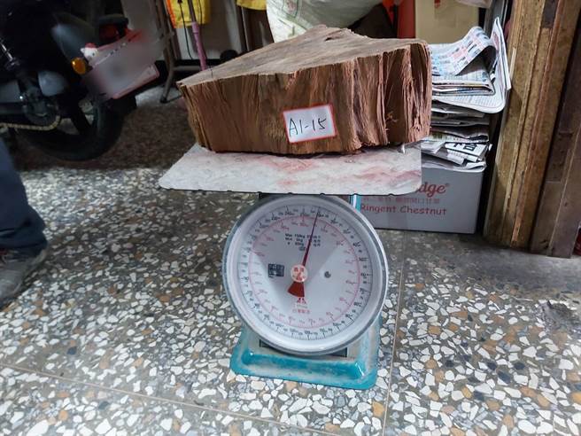 林姓男子上網兜售珍貴林木。（保七刑大提供）