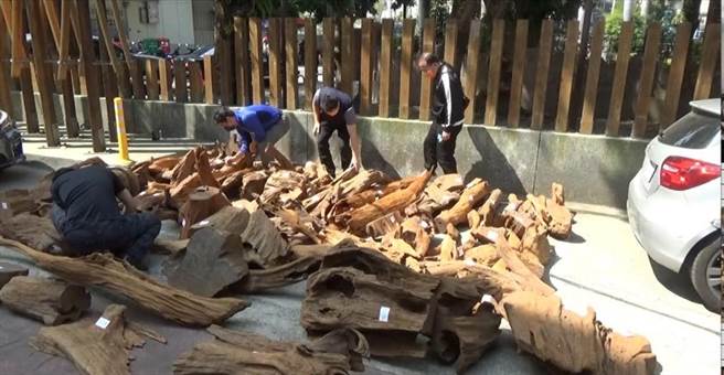 警方查出90塊肖楠木。（保七刑大提供）