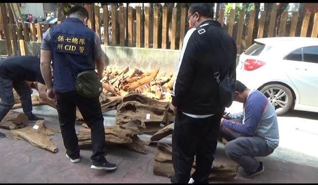 警方查出970公斤贓木。（保七刑大提供）