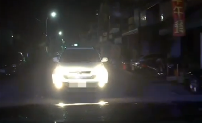 林姓男子因無照駕駛遭警方攔查，竟嚇得逃跑且一路蛇行、逆向，最後吃上7張罰單。(民眾提供)