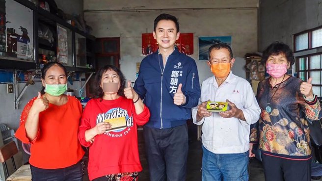竹北市长郑朝方（中）到家户拜访，确认符合资格市民顺利收到纾困金，拿到6000元的民眾都很高兴。（竹北市公所提供／罗浚滨新竹传真）