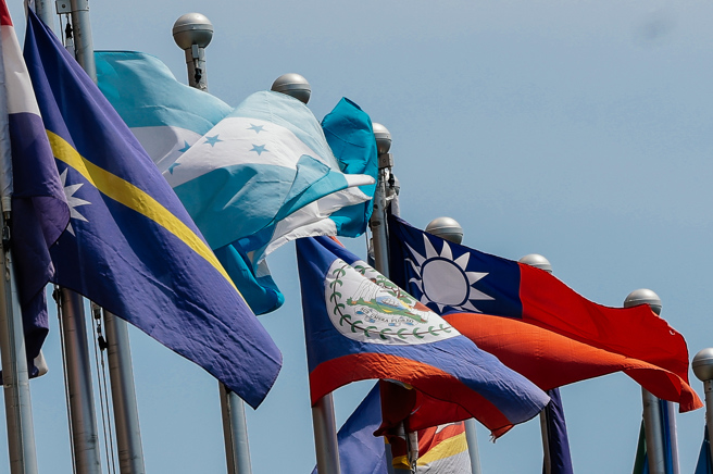 宏都拉斯的国旗（中左）15日仍然在使馆特区内飘扬。（资料照,郭吉铨摄）