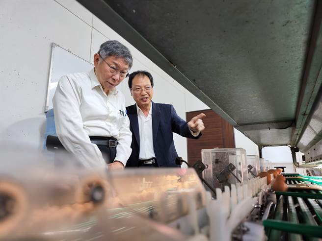 柯文哲16日一早現身二林陳秋池蛋雞場，探討台灣缺蛋議題，柯文哲批評執政黨，只會幻想、撒幣、要蛋農閉嘴，無法根本解決問題。（吳建輝攝）