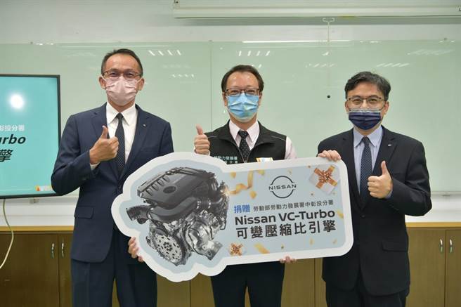 裕隆日產公司為支持政府培育技術人才，捐贈1輛Nissan Leaf電動車及2組新式汽車引擎。(中彰投分署提供)
