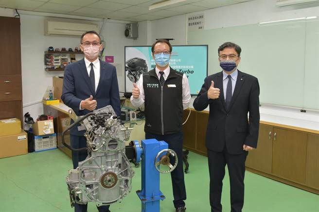 裕隆日產公司為支持政府培育技術人才，捐贈1輛Nissan Leaf電動車及2組新式汽車引擎。(中彰投分署提供)