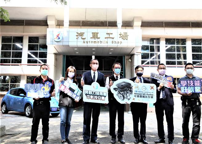 裕隆日產公司為支持政府培育技術人才，捐贈1輛Nissan Leaf電動車及2組新式汽車引擎，由勞動力發展署中彰投分署阮啟釧副分署長（中）代表接受。(中彰投分署提供)