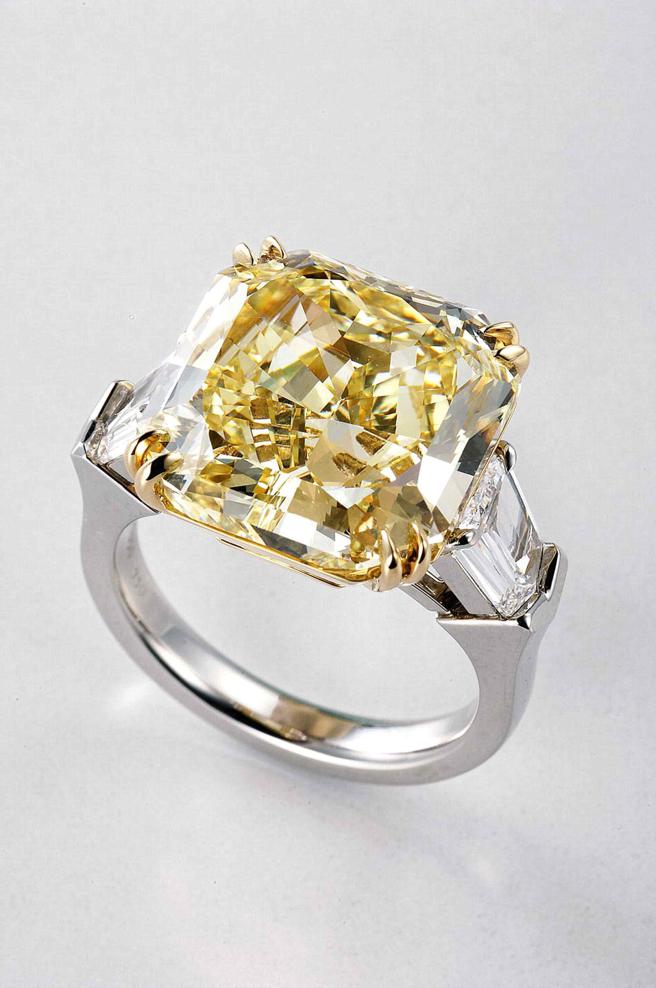 海瑞温斯顿黄钻戒指，镶嵌15.01克拉黄钻。（Harry Winston）