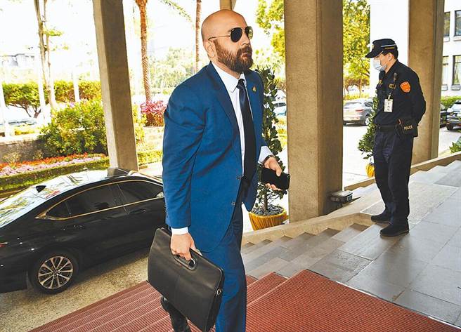 宏都拉斯總統卡蕬楚（Xiomara Castro），14日晚間在推特上發文，稱已指示該國外交部長雷依納（Eduardo Reina）處理與大陸建交事宜。對此，我外交部表示已表達嚴正關切。宏都拉斯駐台大使布羅德（見圖）15日前往外交部說明。（鄭任南攝）