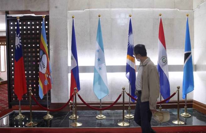 宏都拉斯总统秀玛菈卡斯楚（Xiomara Castro）日前突然在推特上发出声明表示，她已指示宏都拉斯外交部长与陆方建立正式的官方关系。对此，我外交部表示已表达严正关切。16日上午宏都拉斯国旗（中）仍然在外交部的大厅中陈列。（陈君玮摄）