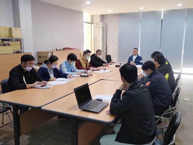 金門縣議員蔡其雍(中)15日邀集相關單位召開協調會，針對縣內廢棄車輛的問題進行討論和協商。(圖／蔡其雍服務處提供)