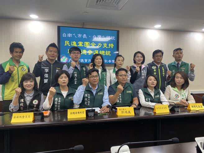 台南市民进党团一致团结挺赖清德选总统，喊出「台南大赢、台湾就赢」。（曹婷婷摄）