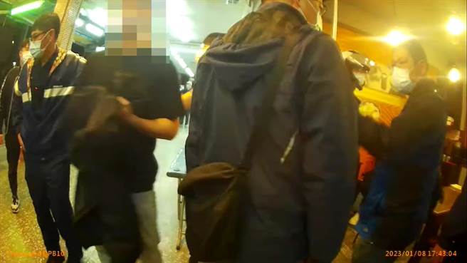 警方在土城拉麵店找到通報協尋的張男。（警方提供）