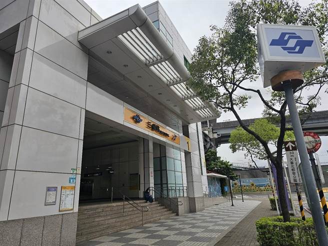 新北市政府交通局表示，会场周围停车空间有限，民眾可搭乘捷运至捷运新芦线三重站及机场线A2站，出站步行即可抵达会场。(黄敬文翻摄)