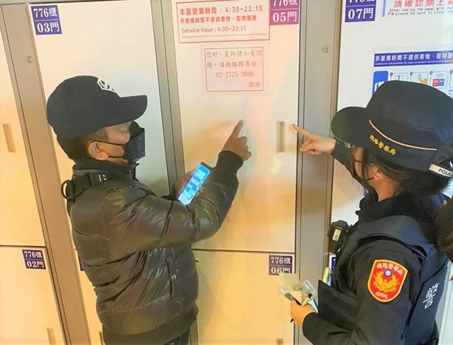 潘姓男子在台东火车站超商前置物柜操作许久，经超商店长通报铁路警察，发现潘男遭到诈骗。（铁路警察局花莲分局台东派出所提供／蔡旻妤台东传真）